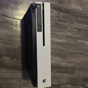 Xbox 1, runs perfectly, does NOT come with USB cable for it. Perfect condition